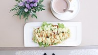 Kalau yang ini menu chicken fillet hot dog. Minumnya segelas latte. Pas buat teman santai nih. Foto: instagram @oneposecafe