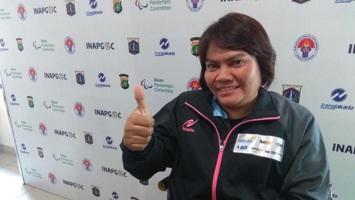Osrita Muslim tidak membiarkan cedera tulang belakangnya membuat langkahnya jadi atlet tenis meja terhenti. Foto: aisyah/detikhealth Osrita Muslim tidak membiarkan cedera tulang belakangnya membuat langkahnya jadi atlet tenis meja terhenti. Foto: aisyah/detikhealth