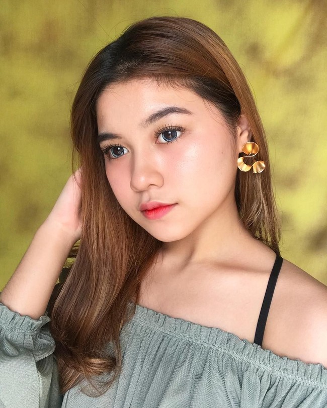 Mengenakan makeup natural flawless, penampilan Florencia terlihat memukau. Foto: Instagram @amarissaflorencia