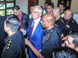 Dikawal Ketat, Najib Tersenyum Saat Tiba di Pengadilan untuk Didakwa