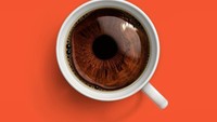 Keren! Karya ini dibuat karena kopi bisa bikin mata melek. Jadi ia menggabungkan secangkir kopi dengan kornea mata manusia berwarna cokelat. Foto: Instagram 360brain