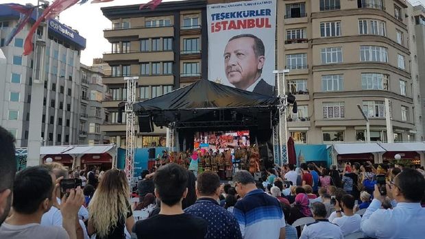 Musik Angklung Mengalun di Taksim Square Istanbul, Penonton Kagum