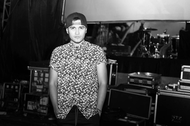 Yang pasti kalo orang belanja sate di rumah terutama orang luar kota yang belum tahu, pertama bisik bisik gitu. Kalo udah nggak tahan akhirnya ada yang minta foto. Pernah ada yang foto diem-diem tapi suara kamera lupa di-silent, ups! ungkap Arif menceritakan pengalamannya kepada Wolipop. Foto: Instagram/Aris_Rakasiwi