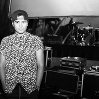 Yang pasti kalo orang belanja sate di rumah terutama orang luar kota yang belum tahu, pertama bisik bisik gitu. Kalo udah nggak tahan akhirnya ada yang minta foto. Pernah ada yang foto diem-diem tapi suara kamera lupa di-silent, ups! ungkap Arif menceritakan pengalamannya kepada Wolipop. Foto: Instagram/Aris_Rakasiwi