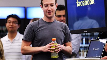 Di Facebook, Zuck memiliki 12 orang pegawai yang bertugas untuk menghapus komentar-komentar tidak pantas dan mengunggah hal-hal baru pada akun Facebooknya. (Foto: GettyImages)