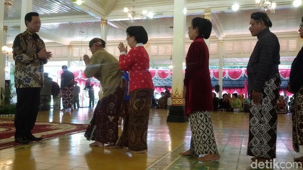 Sri Sultan HB X syawalan dengan abdi dalem.