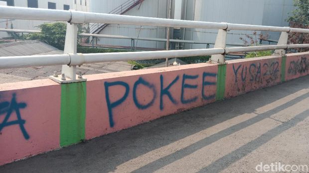 Coretan di jembatan Cilincing, Jakut, Rabu (4/7/2018)