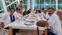 Bersama Triawan Munaf dan personel Elek Yo Band lain, Retno menikmati kopi di Kantin Diplomasi Kemlu. Kompak ya mereka? Foto: Instagram retno_marsudi