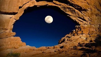 Penampakan bulan yang seperti bentuk mata. (Foto: Brightside)