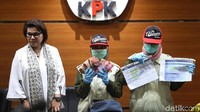 Wakil Ketua KPK, Basaria Panjaitan menunjukan barang bukti korupsi Gubernur Aceh Irwandi Yusuf, di Gedung KPK, Jakarta, Rabu (4/7/2018).