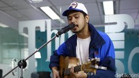 Petra Sihombing biasanya meminum 1 liter susu sebelum manggung. Foto: Asep Syaifullah
