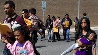 Bersama dengan keluarga dan anak-anaknya mereka dipulangkan setelah sebelumnya tertahan di Amerika akibat kebijakan Zero Tolerance untuk para imigran ilegal. Loren Elliott/Reuters.