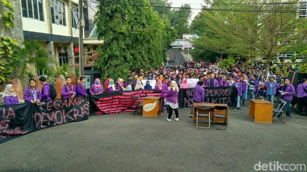 Dosen Ikut Demo Pelantikan Rektor Unigal Diancam Pemecatan