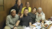 Meskipun ini adalah foto tahun 2016. Wanita kelahiran Tapanuli ini memang sayang keluarga. Dengan anak-anaknya ia pun terlihat mencicip aneka hidangan khas Jepang bersama. Foto: Instagram