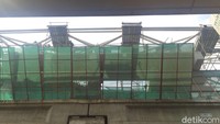 Saat ini delapan gerbong kereta sudah mendarat di atas rel.