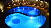 Terakhir ada kolam renang berbentuk Yin Yang di Posthotel Achenkircht, Austria. Tidak hanya dari segi bentuk. Kolamnya juga dibagi jadi air dingin dan hangat (Posthotel Achenkircht) 