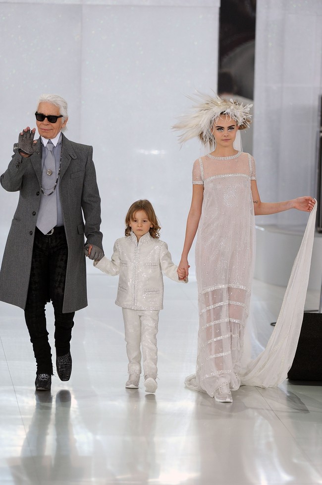 Pada 1993, Karl Lagerfeld menyewa penari telanjang dan bintang film porno untuk menjadi model koleksi monokrom hitam-putih untuk Fendi. Hal itu membuat sahabatnya, Anna Wintour, keluar dari fashion show karena pilihan modelnya yang kontroversial itu. Foto: Getty Images