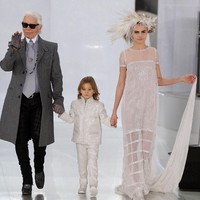 Pada 1993, Karl Lagerfeld menyewa penari telanjang dan bintang film porno untuk menjadi model koleksi monokrom hitam-putih untuk Fendi. Hal itu membuat sahabatnya, Anna Wintour, keluar dari fashion show karena pilihan modelnya yang kontroversial itu. Foto: Getty Images