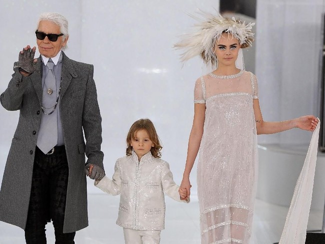 Cara Delevingne saat berlenggang bersama Karl Lagerfeld di puncak Paris Fashion Week Haute-Couture Spring/Summer 2014, Januari 2014 lalu. (Foto: Getty Images)