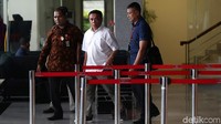 Irwandi juga merupakan seorang pilot yang kerap menerbangkan pesawatnya sendiri.