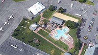 Bergeser ke New Jersey di Amerika Serikat, ada kolam renang berbentuk pesawat. Lokasinya ada di The Flying W Airport & Resort (The Flying W Airport & Resort)