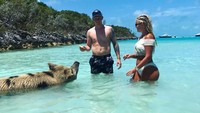 Jordan dan Megan memang kerap terlihat mesra di berbagai kesempatan, termasuk saat liburan ke Bahama. Maklum, Jordan dan Megan sudah berpacaran sejak usia 14 tahun. (Instagram/Megan Davison)