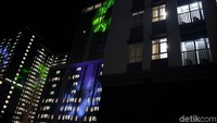 Sorot lampu warna-warni juga menghiasi bangunan tersebut.