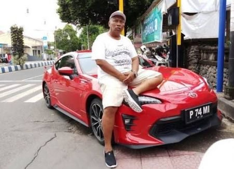 Raja Sengon Jarang Pakai Mobil  Sport  Toyota  86 dan Alphard