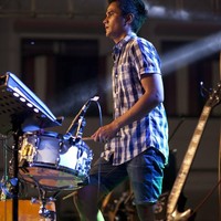 Tak hanya jualan sate, Aris juga aktif menjadi personel band Kanan Lima. Ia mengambil bagian sebagai drummer di band tersebut. Nama Aris sebagai drummer band lokal Bali itu cukup populer di media sosial. Foto: Instagram/Aris_Rakasiwi