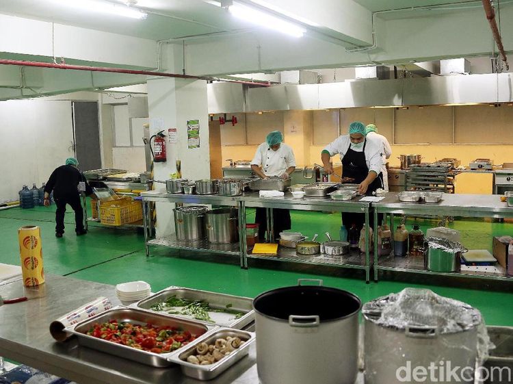 Aksi Para Koki Racik Makanan untuk Atlet Asian Para Games