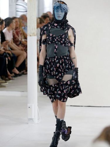 Model berjalan dengan kaki berponsel di fashion show Maison Margiela.