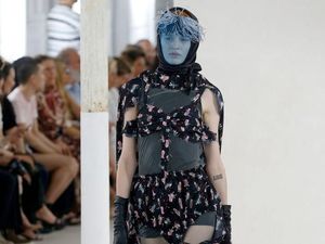 Unik, Model Berkaki Gadget Warnai Catwalk Paris Fashion Week