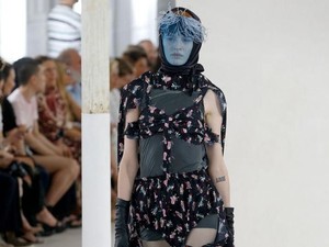 Unik, Model Berkaki Gadget Warnai Catwalk Paris Fashion Week