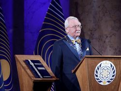 Potret Presiden Pertama Negara Langit Asgardia