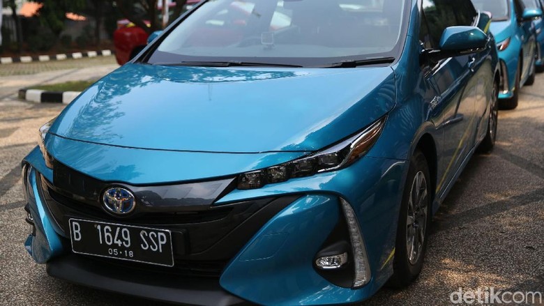 Toyota Prius Plug in hybrid yang diserahkan Toyota ke Kemenperin (Foto: Agung Pambudhy) Toyota Prius Plug in hybrid yang diserahkan Toyota ke Kemenperin (Foto: Agung Pambudhy)