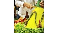Ini tampilan foto Ratna Sarumpaet saat tahun 2013 lalu. Ketika sedang memotong tumpeng pentas teater Titik Terang. Tumpeng berwarna kuning ini pun terlihat nikmat. Foto: Instagram @atiqahhasiholan