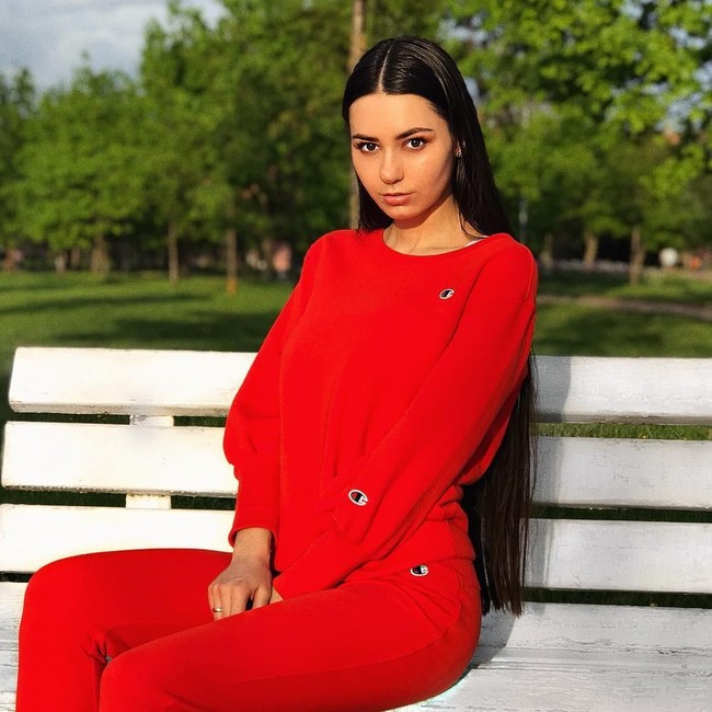 Helga Lovekaty adalah wanita cantik yang dikabarkan sedang menjalin hubungan dengan penyerang James Rodriguez. Wanita tersebut berprofesi sebagai sebagai seorang model. Helga pun pernah mengunggah fotonya yang tengah berada di depan stadium bola Rusia yang seolah menunjukkan ia tengah menemani sang pacar. Foto: Instagram