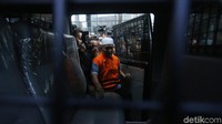 Ke-38 orang itu diduga menerima suap dari Gatot terkait persetujuan laporan pertanggungjawaban Pemprov Sumut 2012-2014, persetujuan perubahan APBD Pemprov Sumut 2013 dan 2014, pengesahan APBD Pemprov Sumut 2013 dan 2014, serta penolakan penggunaan hak interpelasi DPRD Sumut tahun 2015.