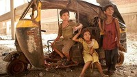 Sutradara Danny Boyle menyimpan gaji tiga aktor cilik di film ‘Slumdog Millionaire’ dan berjanji memberikannya setelah ketiganya lulus sekolah di usia 16 tahun. Bahkan mereka diberikan jemputan sekolah oleh tim produksi hingga ketiga berusia 16 tahun. Dok. Fox Searchlight Pictures