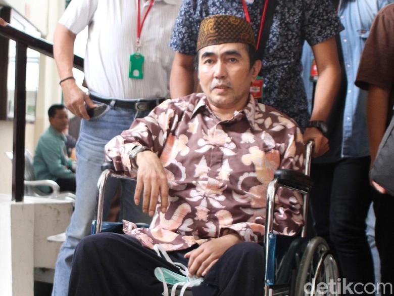 Kasus Senpi dan Satwa Liar, Gatot Brajamusti Cuma Divonis 1 Tahun Penjara Kasus Senpi dan Satwa Liar, Gatot Brajamusti Cuma Divonis 1 Tahun Penjara