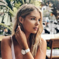 Sarah juga mengklaim bahwa pembesaran payudaranya itu memiliki efek negatif untuk kariernya. Saya dulu melakukan pemodelan glamour, sekarang saya melakukan banyak hal yang lebih komersial dan mereka harus mengikat payudaraku, secara harfiah mendapatkan selotip dan menahan payudaraku, katanya. Foto: Instagram