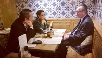 Sepertinya wanita kelahiran Semarang ini hobi ngopi. Kali ini Retno menemani Jeff Feltman dari PBB. Mereka asyik ngopi di New York. Foto: Instagram retno_marsudi