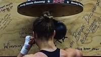 Sebagai seorang petarung latihan tinju tentu jadi hal yang tidak bisa dilewatkan. (Foto: Instagram/rondarousey)
