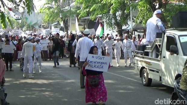 Dikawal Pasukan Putih, Ribuan Massa Geruduk Panwaslu Purwakarta