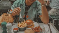 Putra dari artis Donna Harun ini, memiliki gaya kekinian yang keren. Termasuk ketika sedang makan, di berbagai negara yang dikunjunginya. Foto: Instagram @jejesoekarno