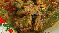 Mlekoh dan pedas! Potongan daging yang lembut sangat cocok disandingkan dengan kuah kuning hangat nan sedap. Jadi ngiler empal gentong yang dicicip oleh @bocahlemak ya?
