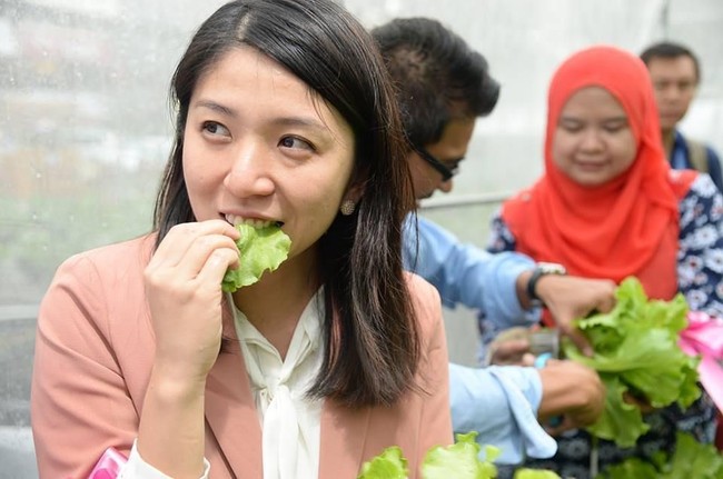 Tidak semestinya seseorang wanita itu harus menjadi anak perempuan dari ahli politik atau kawin dengan ahli politik saja. Kita mampu membawa perubahan dengan prinsip dan tindakan yang kita perjuangkan. Jadi, itu adalah inspirasi kita sebagai wanita, lanjut wanita yang mulai jadi wakil rakyat di usia 30. Foto: Instagram @yeobeeyin