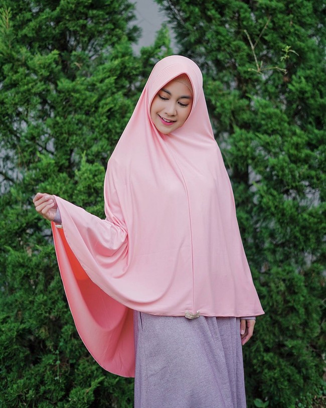 Khimar instan yang dipakai Anisa cukup beragam. Untuk tampil muda, pakai khimar yang simple. Aksen kerutan atau layer boleh dipakai asal jangan berlebihan.  Foto: Instagram/Anisarahma_12