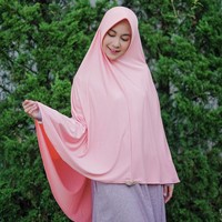 Khimar instan yang dipakai Anisa cukup beragam. Untuk tampil muda, pakai khimar yang simple. Aksen kerutan atau layer boleh dipakai asal jangan berlebihan.  Foto: Instagram/Anisarahma_12