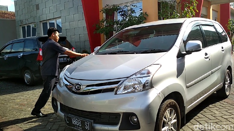 KPK Amankan Satu Koper Silver dari Kantor yang Digeledah di Blitar KPK Amankan Satu Koper Silver dari Kantor yang Digeledah di Blitar
